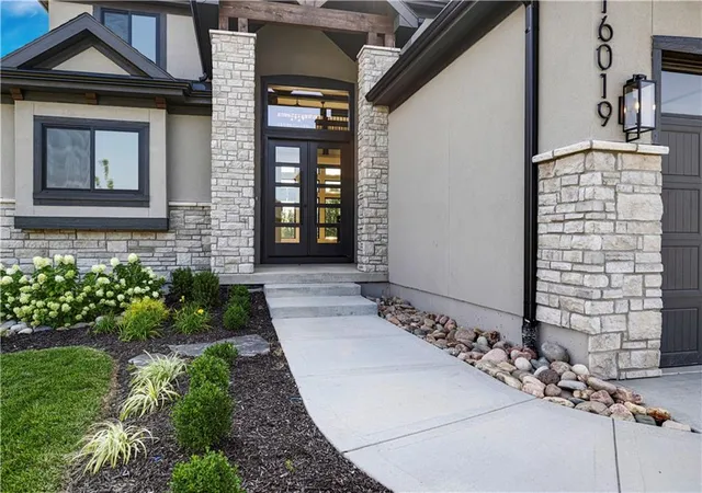 Photo 3 of Single family home for sale at 16019 S Twilight Ln, Olathe, KS 66062 | MLS# 2565377 | Listing updated on 2026-10-22