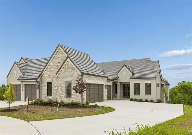 Homes for sale in Leawood, KS | 13751 Pembroke Ln, Leawood, KS 66224 | MLS# 2569393