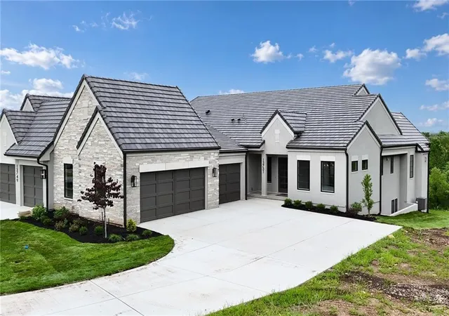 Homes for sale in Leawood, KS | 13751 Pembroke Ln, Leawood, KS 66224 | MLS# 2569393