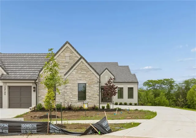 Homes for sale in Leawood, KS | 13751 Pembroke Ln, Leawood, KS 66224 | MLS# 2569393