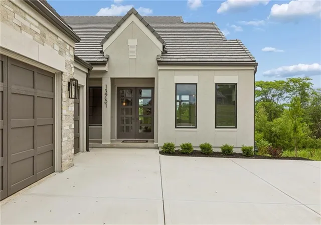 Homes for sale in Leawood, KS | 13751 Pembroke Ln, Leawood, KS 66224 | MLS# 2569393