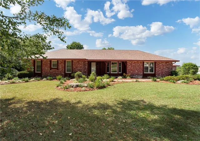 1st image of 822 Dickinson Rd, Independence, MO 64050 | MLS# 2570479