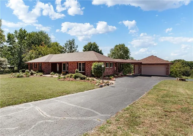 2nd image of 822 Dickinson Rd, Independence, MO 64050 | MLS# 2570479