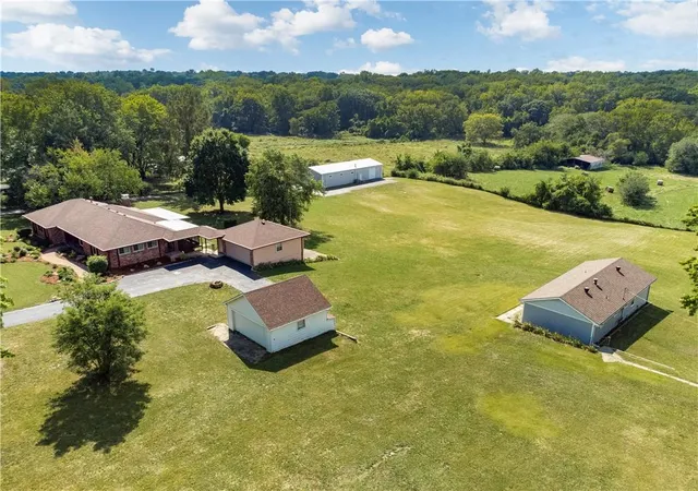 3rd image of 822 Dickinson Rd, Independence, MO 64050 | MLS# 2570479