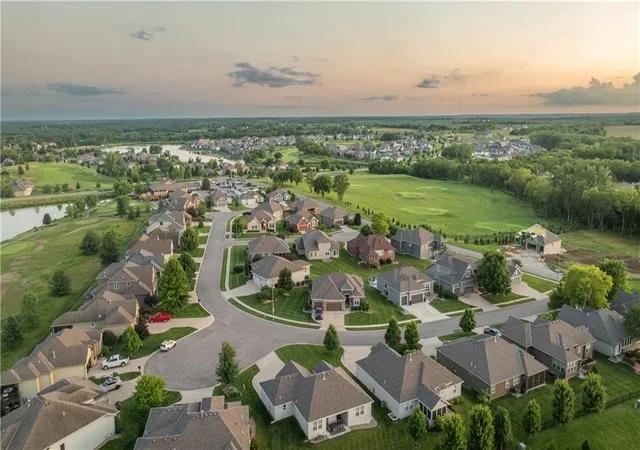 2nd image of 4418 Tee Box Dr, Basehor, KS 66007 | MLS# 2571722