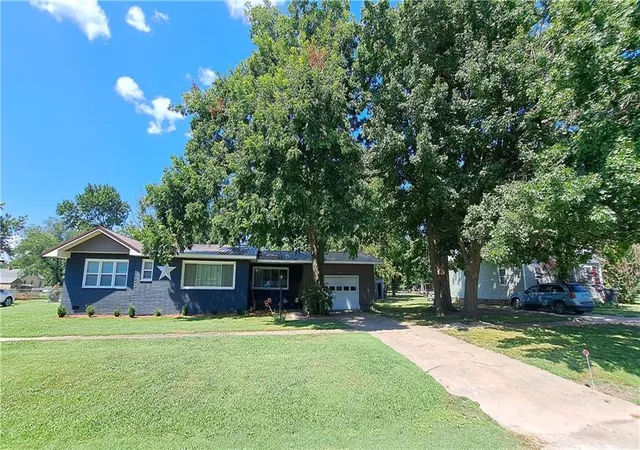 Photo 1 of Single family home for sale at 805 Walnut St, Chetopa, KS 67336 | MLS# 2571986 | Listing updated on 2026-09-18