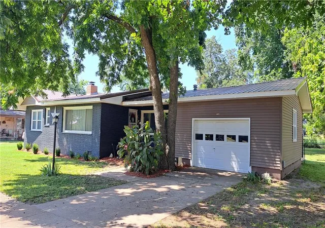 Photo 2 of Single family home for sale at 805 Walnut St, Chetopa, KS 67336 | MLS# 2571986 | Listing updated on 2026-09-18
