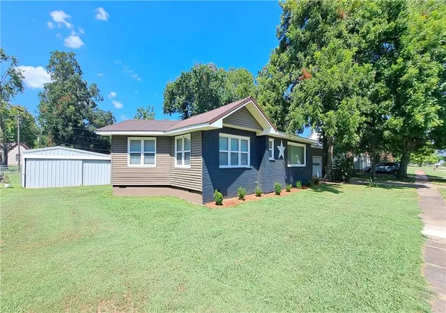 Photo 3 of Single family home for sale at 805 Walnut St, Chetopa, KS 67336 | MLS# 2571986 | Listing updated on 2026-09-18