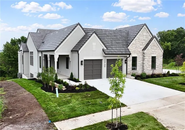 Homes for sale in Leawood, KS | 13749 Pembroke Ln, Leawood, KS 66224 | MLS# 2572609