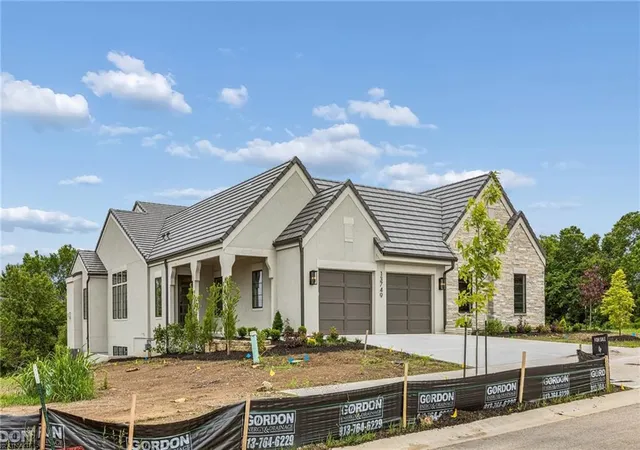 Homes for sale in Leawood, KS | 13749 Pembroke Ln, Leawood, KS 66224 | MLS# 2572609