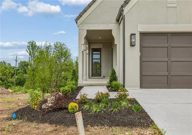 Homes for sale in Leawood, KS | 13749 Pembroke Ln, Leawood, KS 66224 | MLS# 2572609