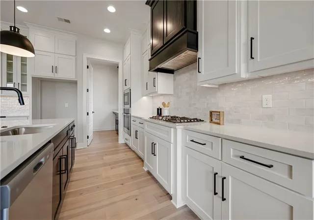 4th image of 9836 Shady Bend Rd, Lenexa, KS 66227 | MLS# 2574719