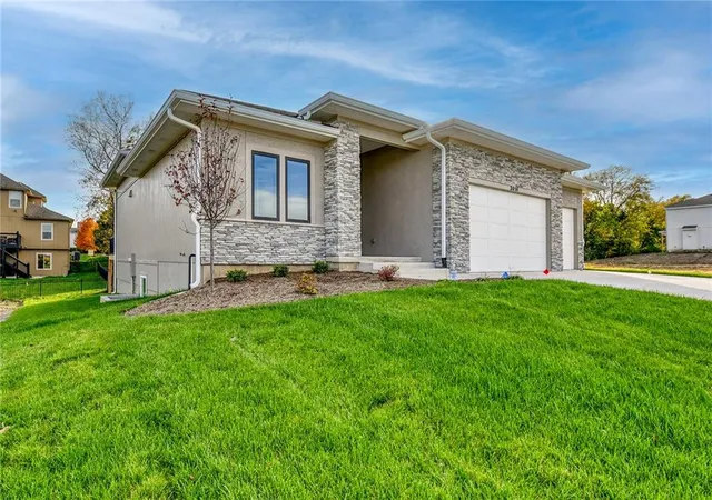 1st image of 3916 Sw Flintrock Dr, Lee's Summit, MO 64082 | MLS# 2575707