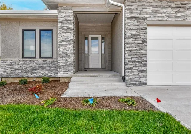 3rd image of 3916 Sw Flintrock Dr, Lee's Summit, MO 64082 | MLS# 2575707