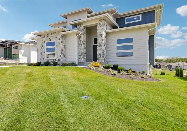 3rd image of 16777 S Twilight Ln, Olathe, KS 66062 | MLS# 2575967