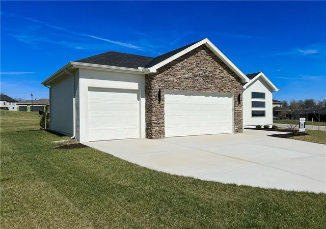 Homes for sale in Blue Springs, MO | 2601 Ne Wheatley Dr, Blue Springs, MO 64029 | MLS# 2576396