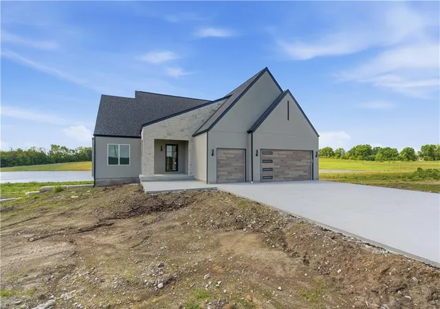 Homes for sale in Lansing, KS | 16055 W Eisenhower Rd, Lansing, KS 66043 | MLS# 2576938