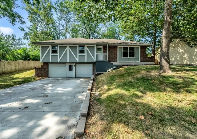Photo 1 of Single family home for sale at 1300 Ne Browning Ln, Lees Summit, MO 64086 | MLS# 2577033 | Listing updated on 2026-10-27
