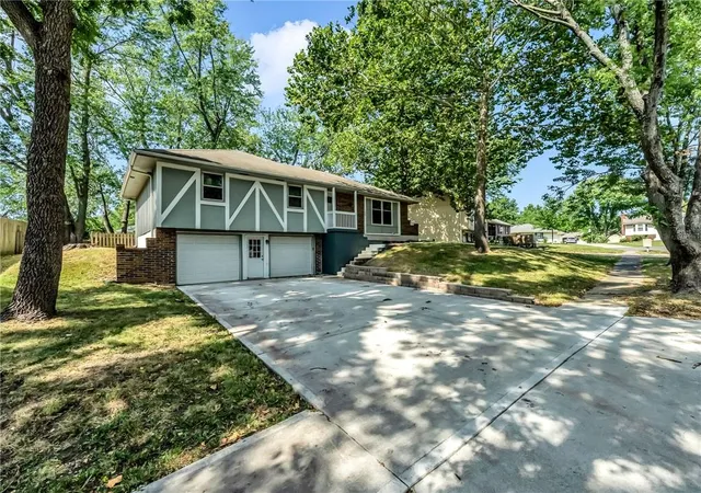 Photo 2 of Single family home for sale at 1300 Ne Browning Ln, Lees Summit, MO 64086 | MLS# 2577033 | Listing updated on 2026-10-27