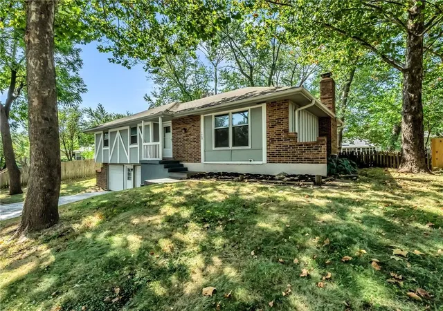 Photo 3 of Single family home for sale at 1300 Ne Browning Ln, Lees Summit, MO 64086 | MLS# 2577033 | Listing updated on 2026-10-27