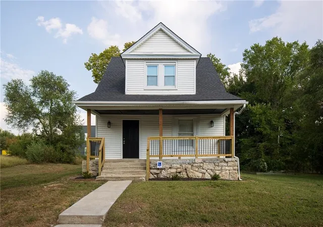 Photo 1 of Single family home for sale at 2707 Park Ave, Kansas City, MO 64109 | MLS# 2577072 | Listing updated on 2026-10-13