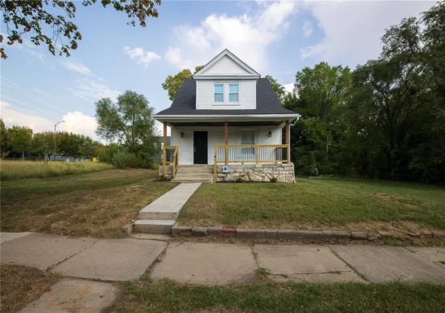 Photo 2 of Single family home for sale at 2707 Park Ave, Kansas City, MO 64109 | MLS# 2577072 | Listing updated on 2026-10-13