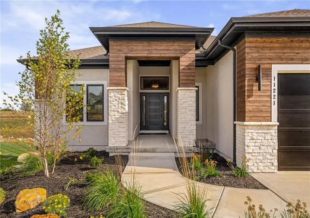 Photo 3 of Single family home for sale at 11221 S Sunray Dr, Olathe, KS 66061 | MLS# 2577073 | Listing updated on 2026-09-03
