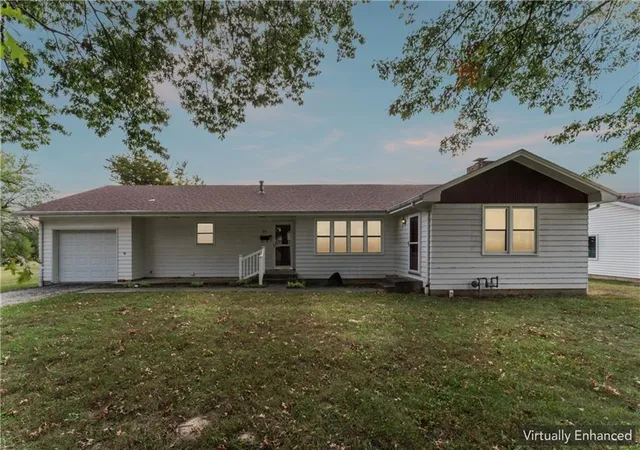 Photo 3 of Single family home for sale at 915 S Locust St, Sweet Springs, MO 65351 | MLS# 2578691 | Listing updated on 2026-09-01