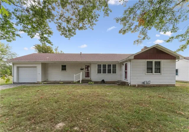 Photo 4 of Single family home for sale at 915 S Locust St, Sweet Springs, MO 65351 | MLS# 2578691 | Listing updated on 2026-09-01