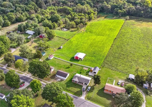 Photo 1 of Single family home for sale at 915 S Locust St, Sweet Springs, MO 65351 | MLS# 2578691 | Listing updated on 2026-09-01