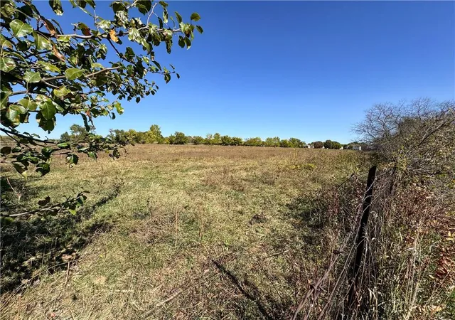 8th image of 901 Lucy Webb Rd, Raymore, MO 64083 | MLS# 2578787