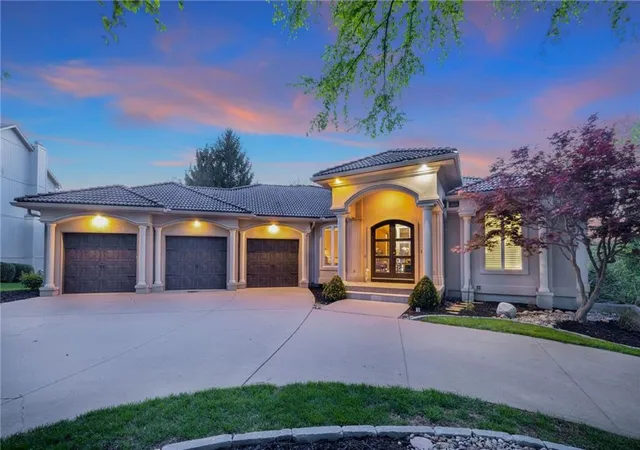 Photo 1 of Sale Pending at 416 Ne Bitter Crk Rd, Lee's Summit, MO 64086 | MLS# 2581224 | Listing updated on 2026-10-06