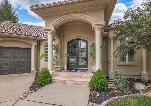 Photo 2 of Sale Pending at 416 Ne Bitter Crk Rd, Lee's Summit, MO 64086 | MLS# 2581224 | Listing updated on 2026-10-06