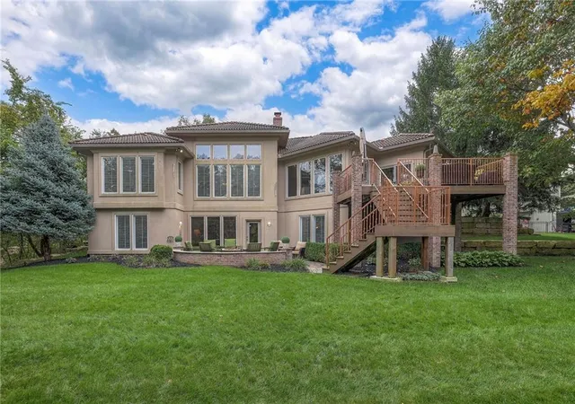 Photo 3 of Sale Pending at 416 Ne Bitter Crk Rd, Lee's Summit, MO 64086 | MLS# 2581224 | Listing updated on 2026-10-06