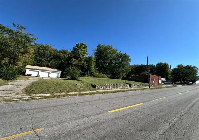 Photo 3 of Single family home for sale at 601 Hall St, St Joseph, MO 64501 | MLS# 2581323 | Listing updated on 2026-09-21