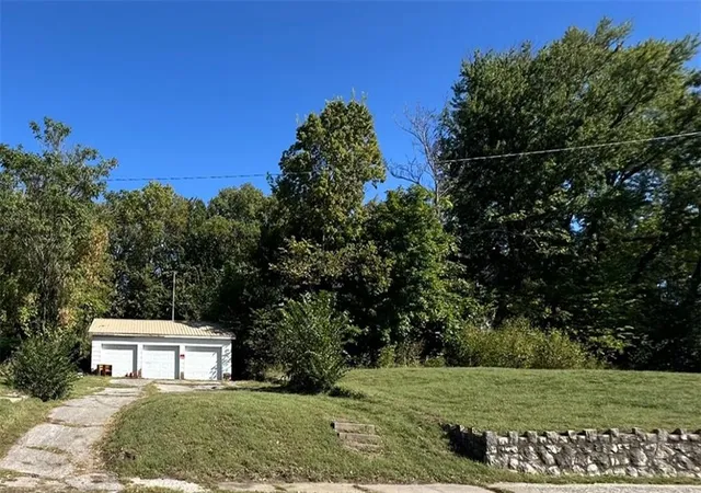 Photo 3 of Single family home for sale at 601 Hall St, St Joseph, MO 64501 | MLS# 2581323 | Listing updated on 2026-09-21