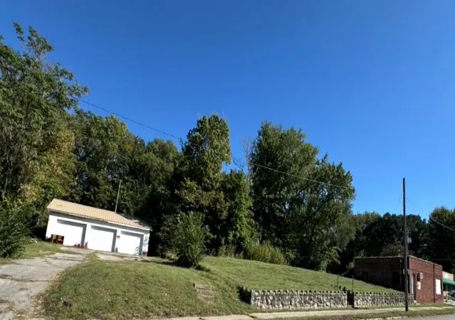 Photo 4 of Single family home for sale at 601 Hall St, St Joseph, MO 64501 | MLS# 2581323 | Listing updated on 2026-09-21