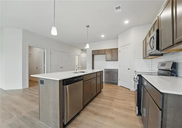3rd image of 409 Sw Redbud Ct, Blue Springs, MO 64014 | MLS# 2581733