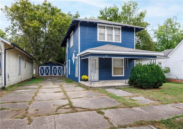 Photo 3 of Sale Pending at 216 S 14th St, Independence, KS 67301 | MLS# 2581926 | Listing updated on 2026-09-30
