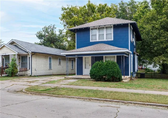 Photo 3 of Sale Pending at 216 S 14Th St, Independence, KS 67301 | MLS# 2581926 | Listing updated on 2026-10-29
