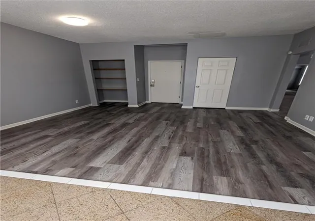 Listing Photo 2 - Condo for sale in building located at 3933 Warwick Blvd, Kansas City, MO 64111 - Unit #