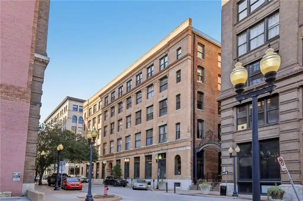 Listing Photo 2 - Condo for sale in 308 W 8th St located at 308 W 8th St, Kansas City, MO 64105 - Unit #509