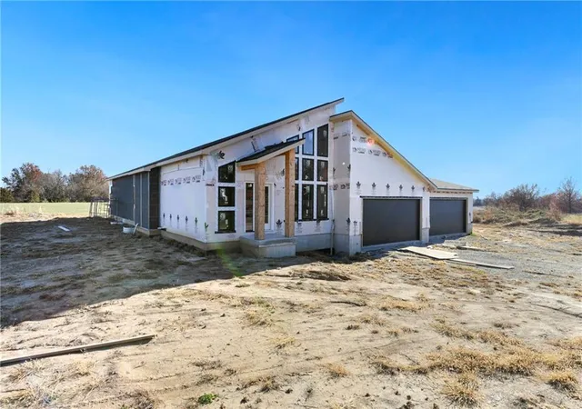 Photo 3 of Sale Pending at 7915 S Old Major Rd, Grain Valley, MO 64029 | MLS# 2583686 | Listing updated on 2026-04-15