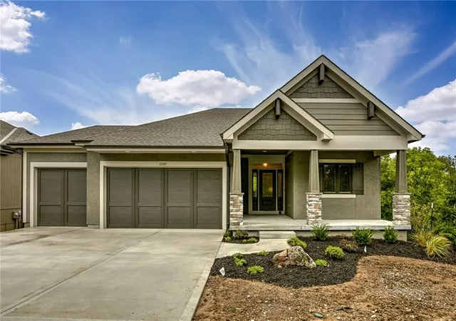 Homes for sale in Lenexa, KS | 22064 W 99th Ter, Lenexa, KS 66220 | MLS# 2583801