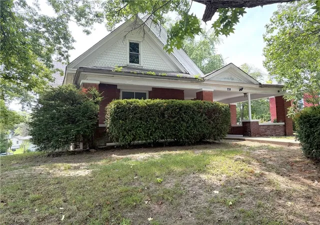 Photo 1 of Single family home for sale at 220 E Benton St, Carrollton, MO 64633 | MLS# 2584442 | Listing updated on 2026-08-28