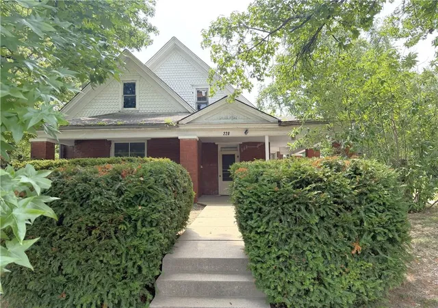 Photo 2 of Single family home for sale at 220 E Benton St, Carrollton, MO 64633 | MLS# 2584442 | Listing updated on 2026-08-28