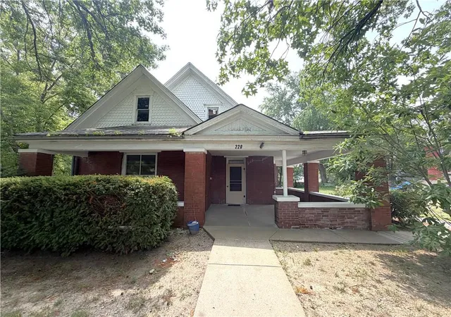 Photo 3 of Single family home for sale at 220 E Benton St, Carrollton, MO 64633 | MLS# 2584442 | Listing updated on 2026-08-28