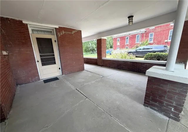 Photo 4 of Single family home for sale at 220 E Benton St, Carrollton, MO 64633 | MLS# 2584442 | Listing updated on 2026-08-28