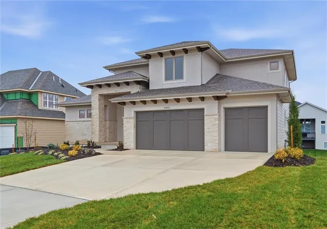 Homes for sale in Lenexa, KS | 21913 W 99Th Ter, Lenexa, KS 66220 | MLS# 2584818