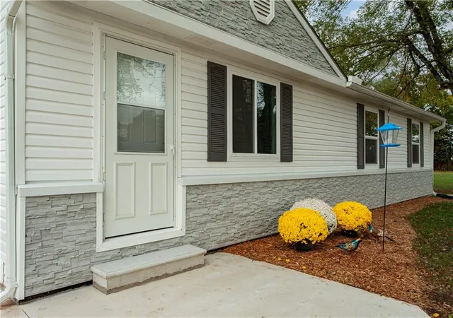 Photo 3 of Sale Pending at 730 E Cambridge Rd, Belton, MO 64012 | MLS# 2584886 | Listing updated on 2026-09-20